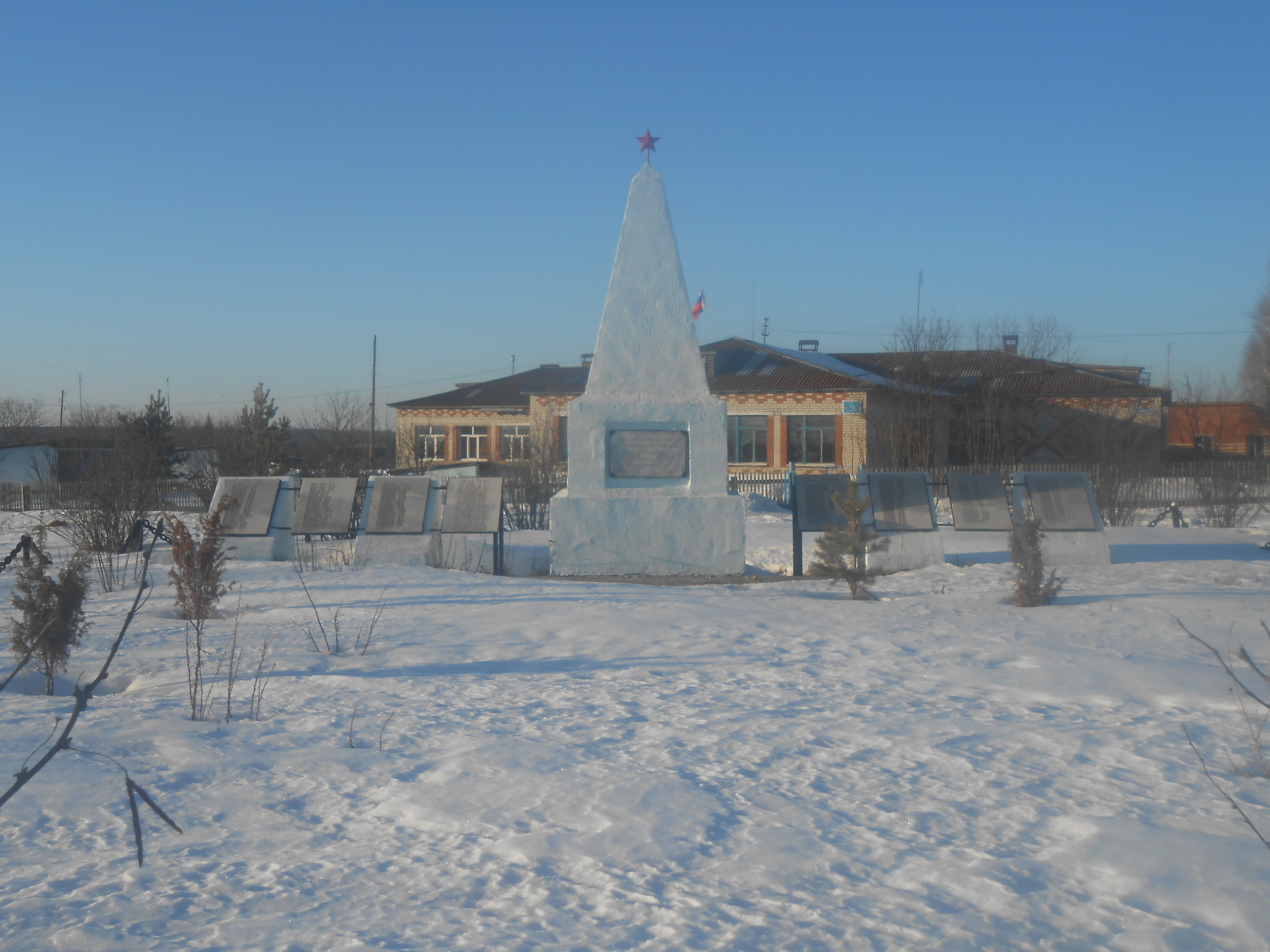 Погода в курьих свердловской. Село светлое Свердловская область. Памятники села светлого. Село светлое школа.